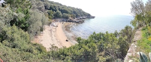 Plage, chaises longues, serviettes de plage