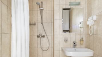 Douche, articles de toilette gratuits, sèche-cheveux, chaussons