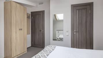 Minibar, espace de travail pour ordinateur portable, rideaux occultants