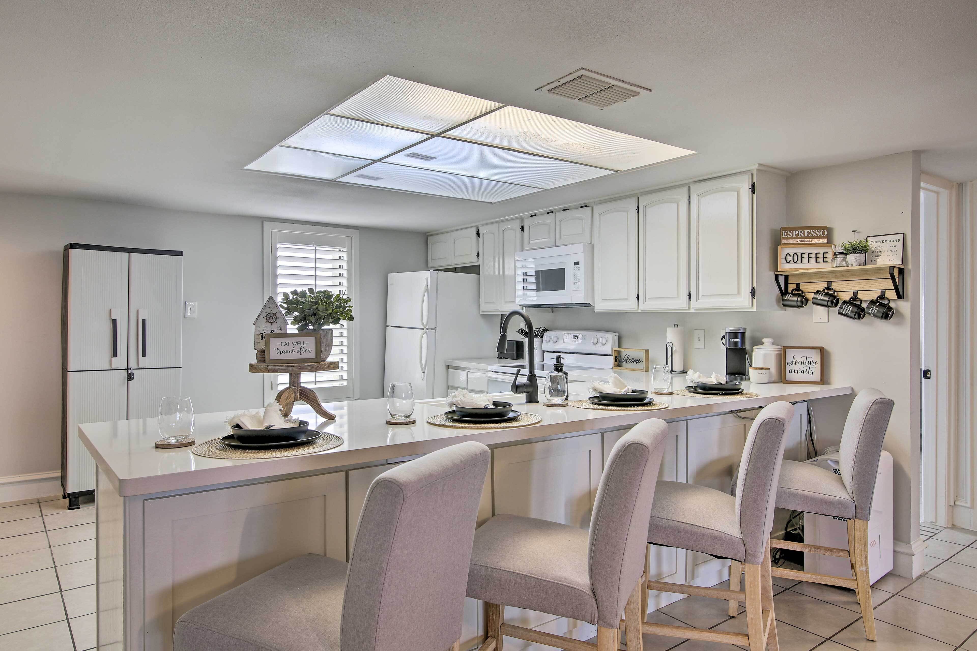 Inviting South Padre Island Condo w/ Beach Views!