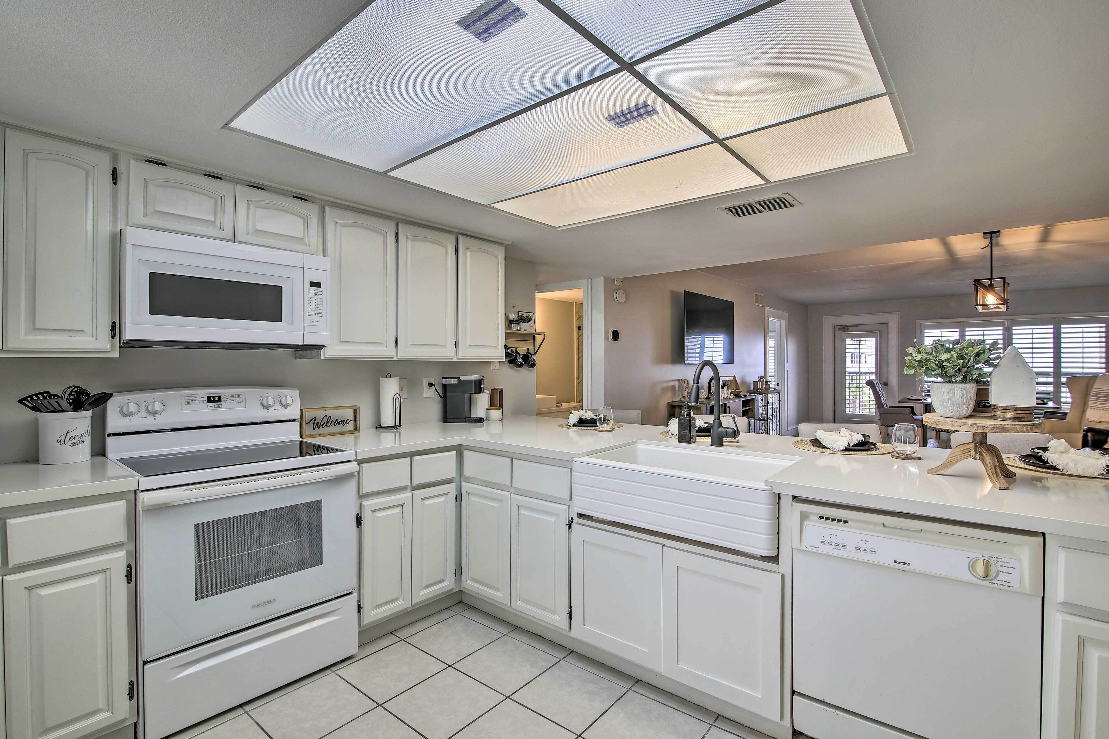 Inviting South Padre Island Condo w/ Beach Views!