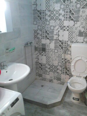 Shower, hair dryer, towels, soap - Vasiliki's Apartment (Kalampaka center) (ΚΑΛΑΜΠΑΚΑ ΜΕΤΕΩΡΩΝ)