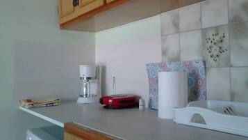 Réfrigérateur, micro-ondes, plaque de cuisson, cafetière/bouilloire