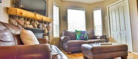 Una televisión, una chimenea