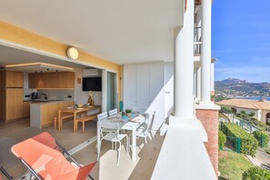 A modern apartment with a balcony, a kitchen, and a dining area. - Appartement 3 Pièces vue sur mer (Saint-Raphaël)