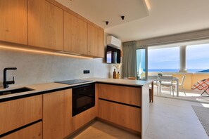 Geladeira, micro-ondas, fogão, cooktop