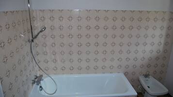 Baignoire, sĂšche-cheveux, bidet, serviettes fournies