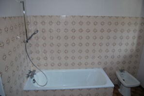 Badewanne, Haartrockner, Bidet, Handtücher