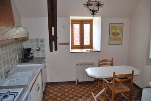 Fridge, microwave, stovetop, coffee/tea maker - Appartement Spacieux, Calme. Quercy (Assier)