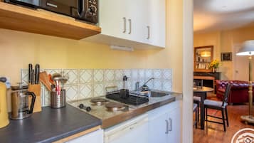 Réfrigérateur, micro-ondes, grille-pain