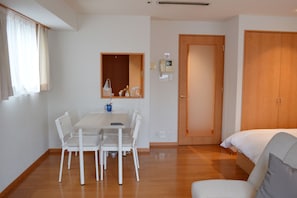 Comfort Studio Suite 602, Non Smoking | In-room dining