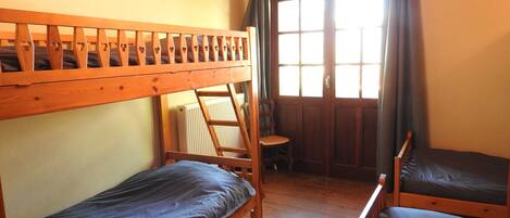 4 bedrooms, travel crib, free WiFi