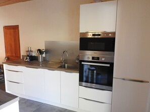 Een koelkast, een microgolfoven, een oven, een vaatwasser