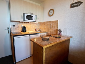 Réfrigérateur, micro-ondes, lave-vaisselle, grille-pain