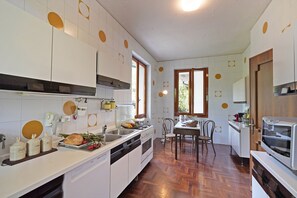 Kühlschrank, Mikrowelle, Ofen, Geschirrspüler