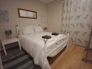 3 bedrooms, iron/ironing board, WiFi, bed sheets - Feather House (São Bartolomeu de Galegos)