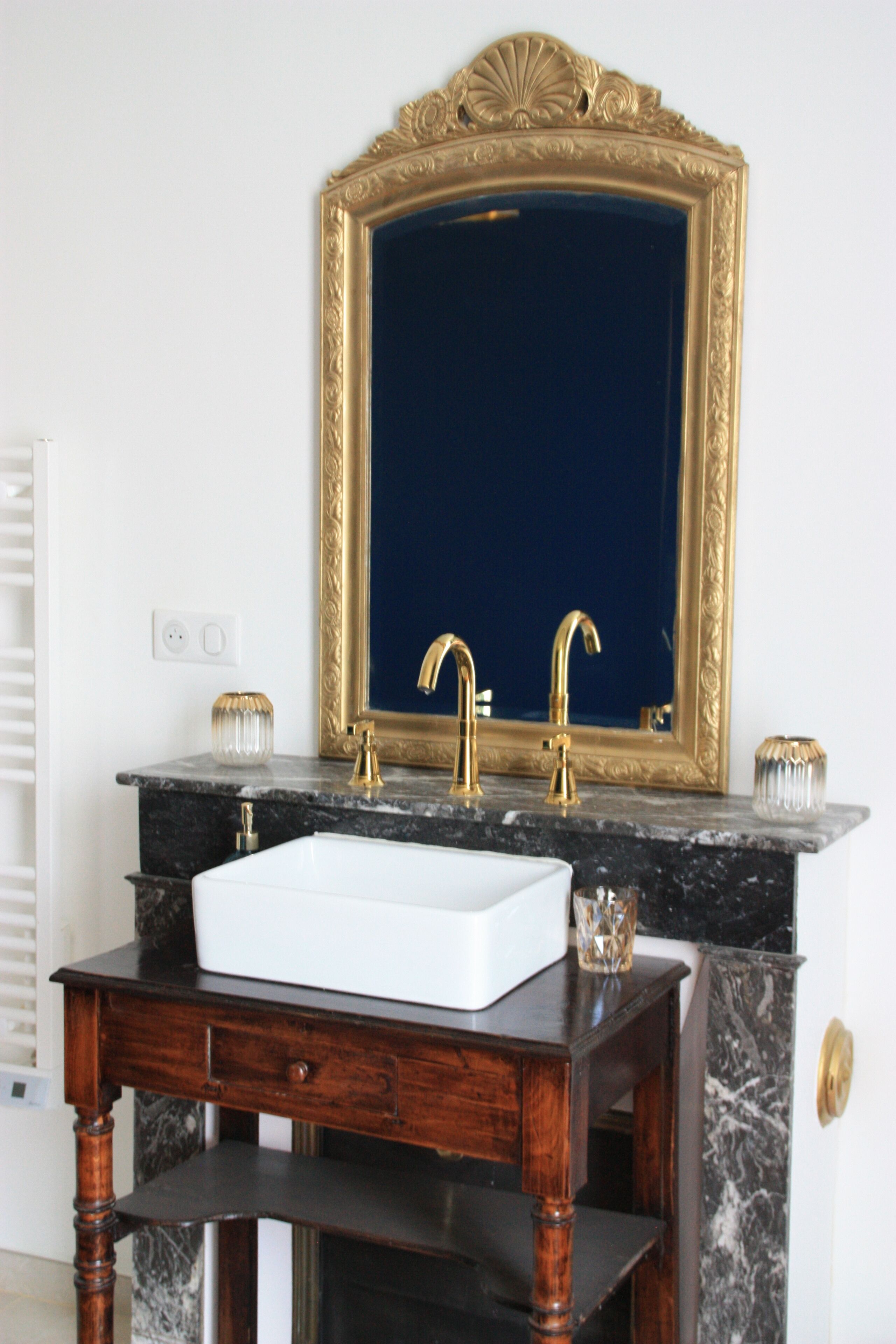 Douche, sèche-cheveux, serviettes fournies, papier toilette