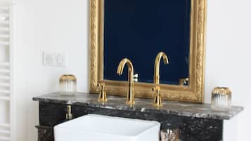 Douche, sèche-cheveux, serviettes fournies, papier toilette