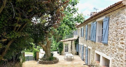 APPARTEMENT FAMILIAL, 2-6 PERSONNES, DANS MAS DU XVIĂš, PISCINE, JARDIN, PARKING