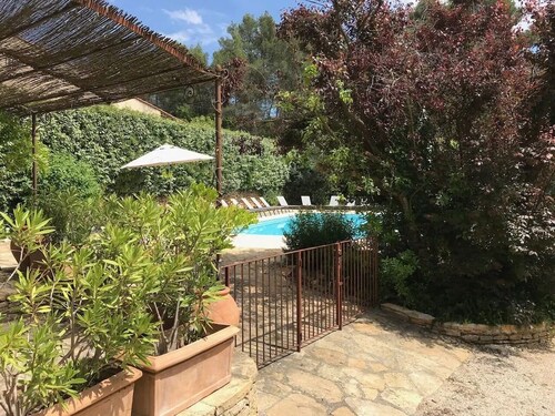 FAMILY APARTMENT, 2-6 PEOPLE, IN PROVENVE MAS 16TH CENT., POOL, GARDEN, PARKING