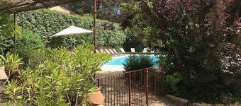 FAMILY APARTMENT, 2-6 PEOPLE, IN PROVENVE MAS 16TH CENT., POOL, GARDEN, PARKING