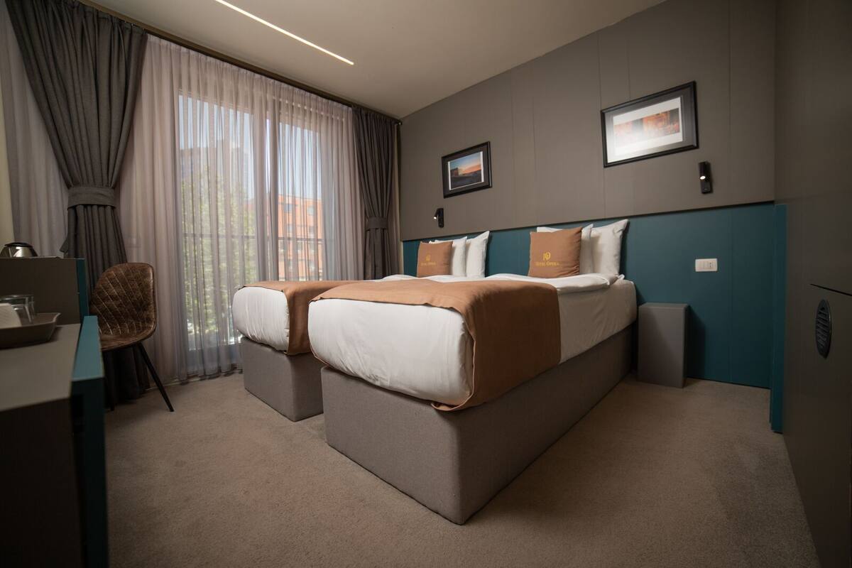 Camas con pillow-top, minibar, escritorio y insonorización