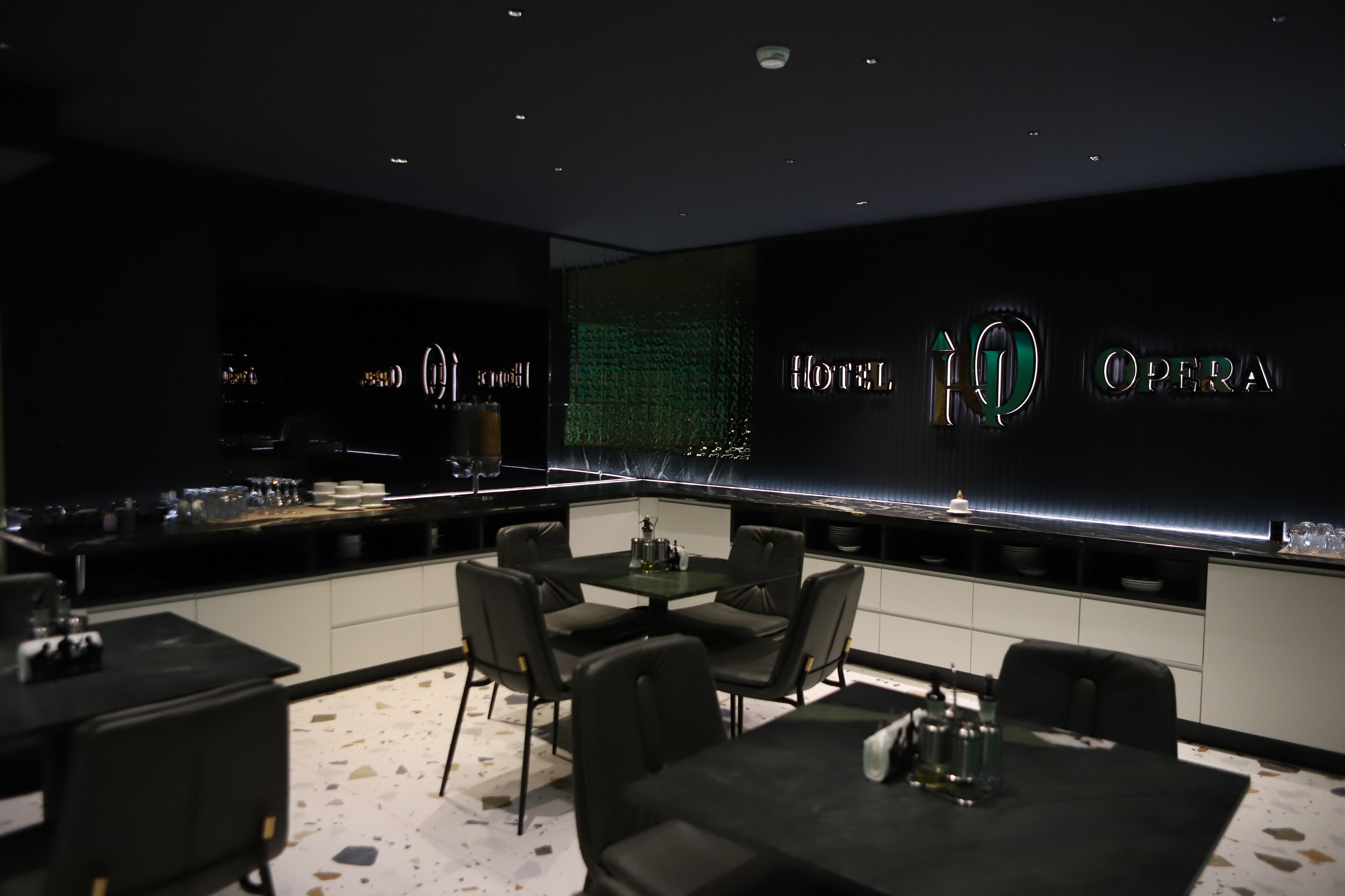 朝食 (ビュッフェ)、毎日提供 (無料)