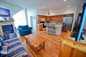 Smart TV, fireplace, video games - Spacious Townhome with Shuttle Access to Grand Targhee (Driggs)