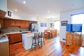 Dining - Spacious Townhome with Shuttle Access to Grand Targhee (Driggs)
