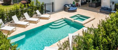 Una piscina climatizada, sillones reclinables de piscina