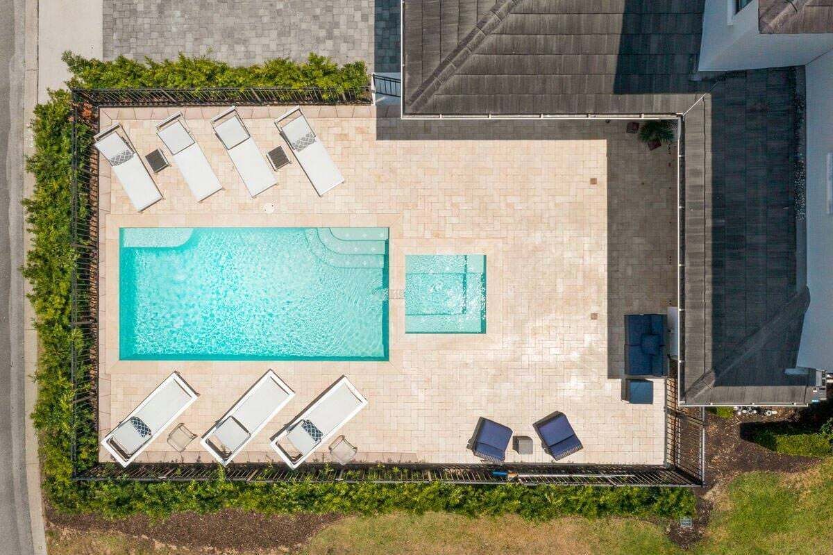 Piscine chauffée, chaises longues