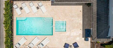 Piscine chauffée, chaises longues