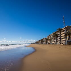 Una spiaggia nelle vicinanze, sabbia bianca, 10 bar sulla spiaggia