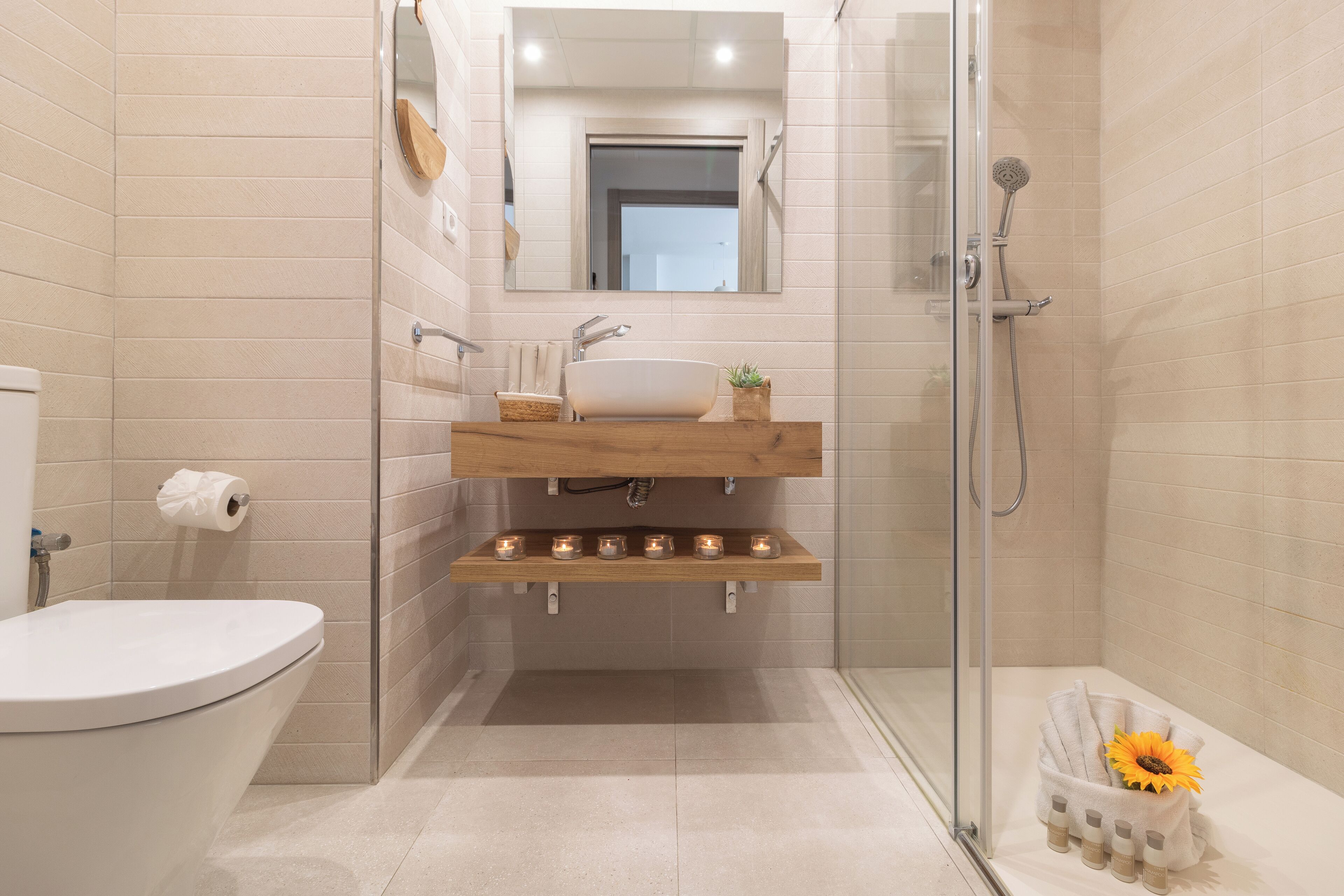 Superior-Apartment | Badezimmer | Dusche, Haartrockner, Handtücher, Seife