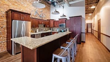 Geladeira, micro-ondas, fogão, cooktop