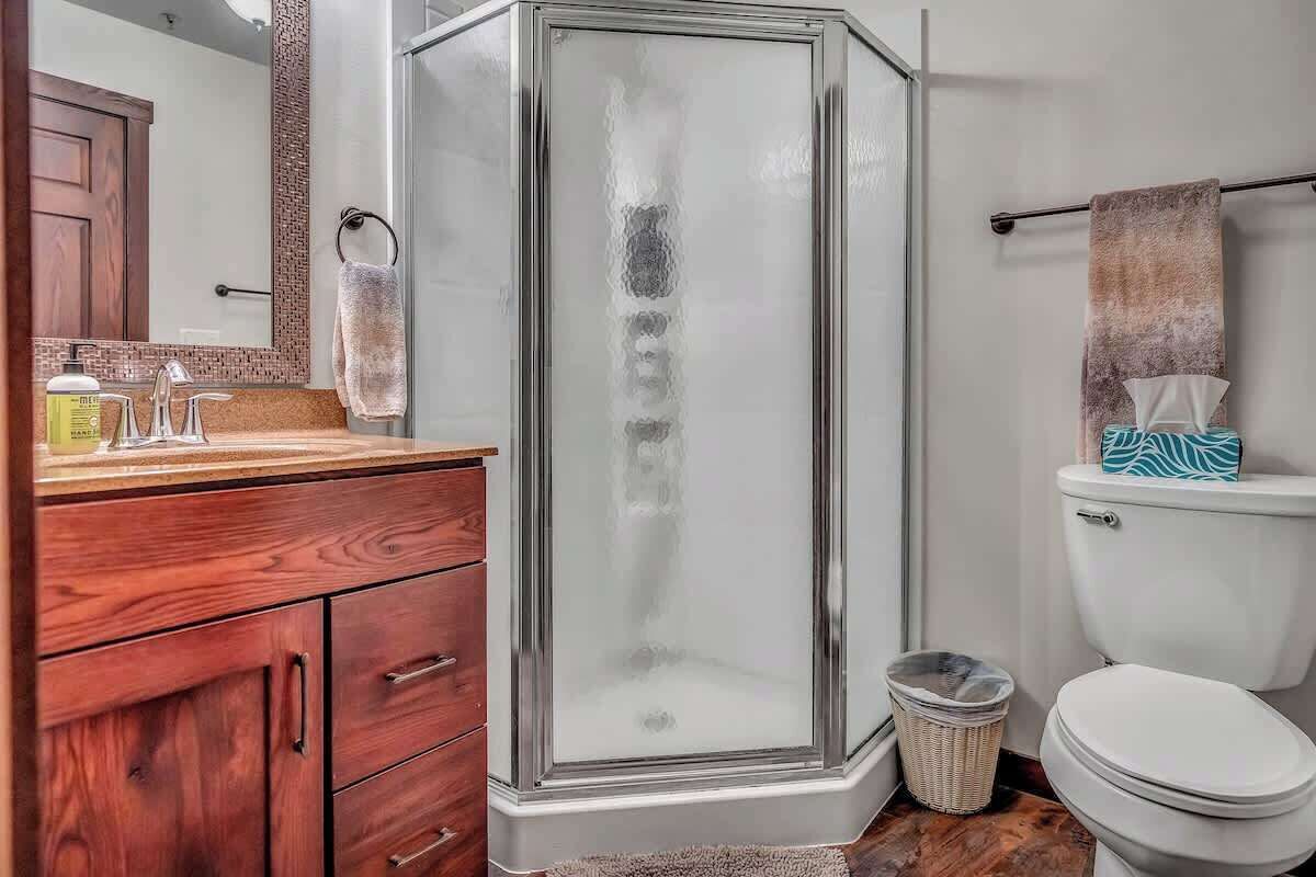 Een douche, een haardroger, handdoeken, shampoo