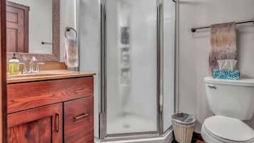 Een douche, een haardroger, handdoeken, shampoo