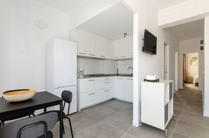 Fridge, microwave, oven, coffee/tea maker