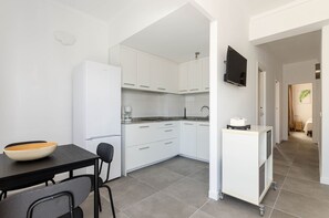 Fridge, microwave, oven, coffee/tea maker