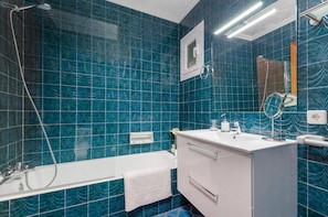 Bathtub, hair dryer, towels - YourHouse Can Soler, house with terrace near the sea (Can Picafort)