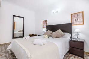 3 chambres, fer et planche à repasser, lit de bébé portatif