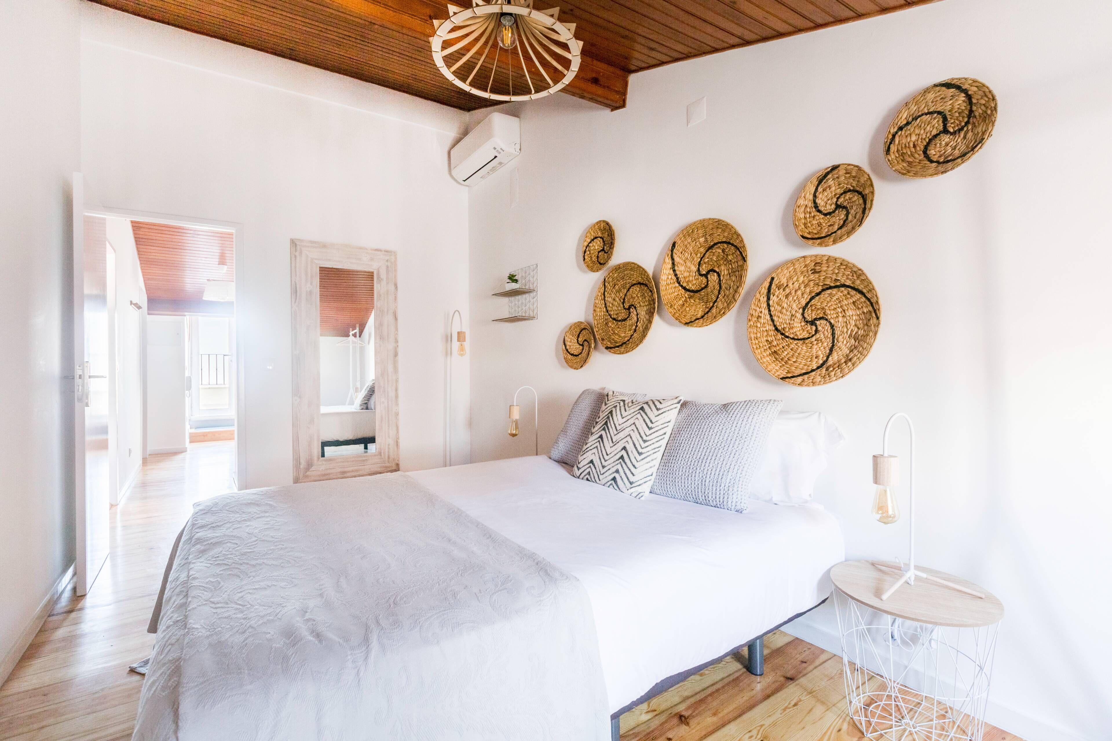 2 bedrooms, iron/ironing board, internet, bed sheets