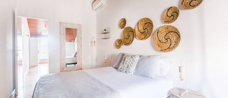 2 bedrooms, iron/ironing board, internet, bed sheets