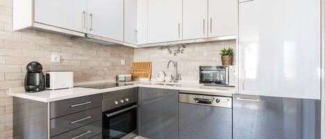 Fridge, microwave, oven, stovetop