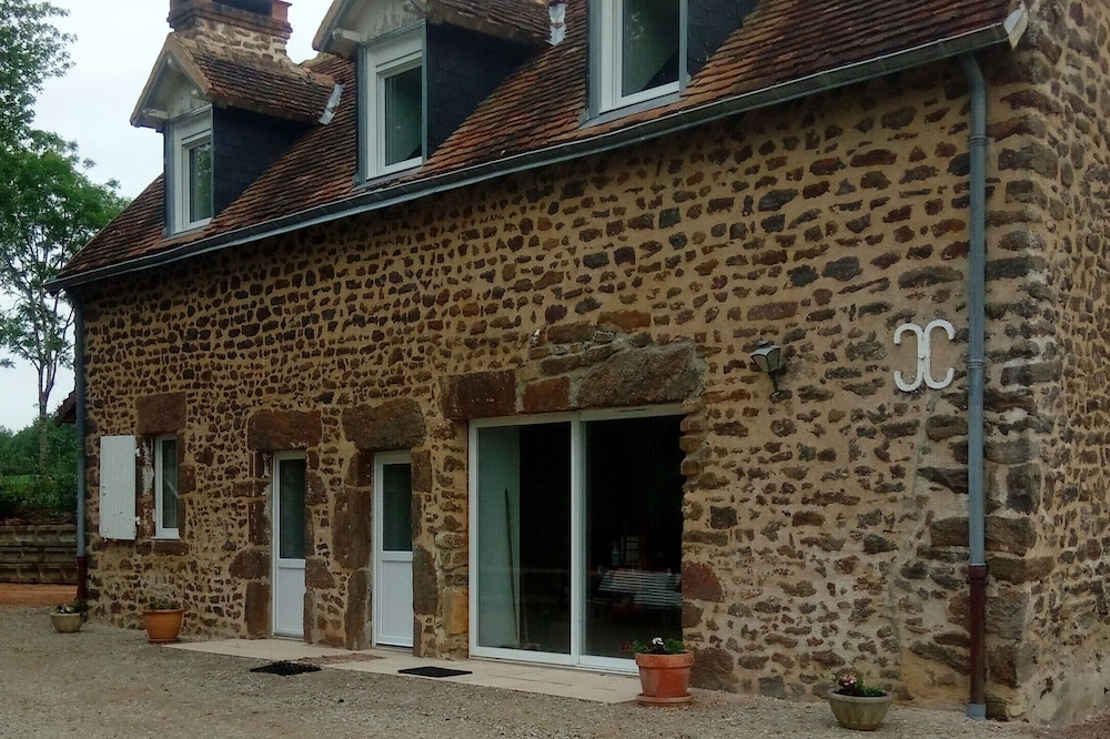 Country house with independent batisse