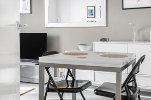 Dining - Central location, perfect for attractions (London)