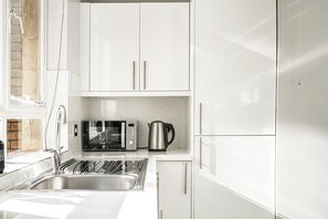 冷蔵庫、電子レンジ、オーブン、コンロ