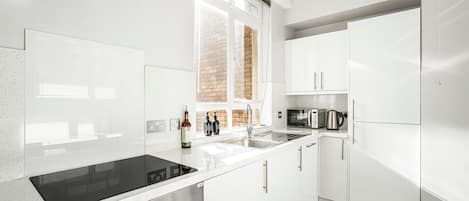 Frigorifero, microonde, forno, piano cottura