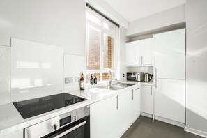 Fridge, microwave, oven, stovetop - Central location, perfect for attractions (London)