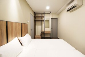 Schreibtisch, Verdunkelungsvorhänge, kostenloses WLAN, Bettwäsche